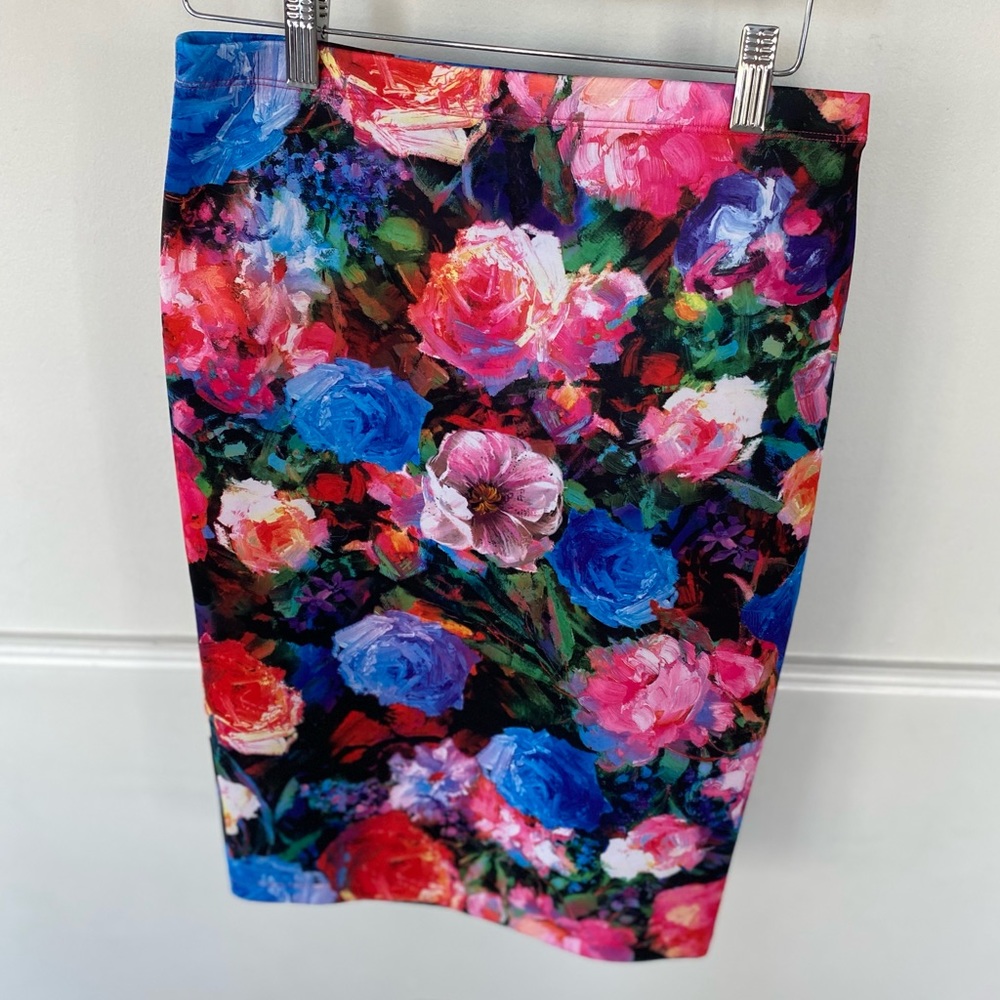 Express vibrant floral pencil skirt